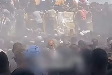 Gazans looting aid trucks