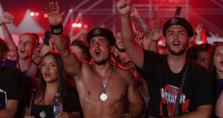 Right-wing singer performs pro-Nazi salute with hundreds of thousands of fans
