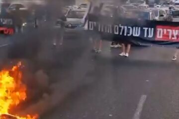 Protestors blocking Ayalon Highway
