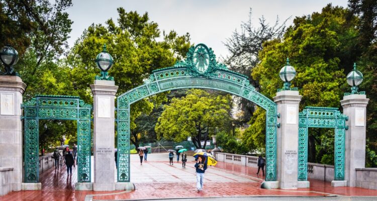 UC Berkeley student radicals clash with police, attack conservatives outside TPUSA event honoring Charlie Kirk