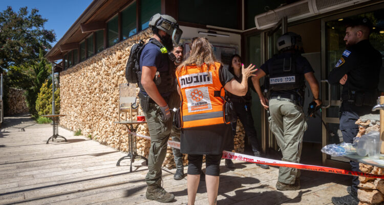 2 Israelis injured in Jerusalem Hills stabbing attack, terrorist yelled, ‘I want to die’