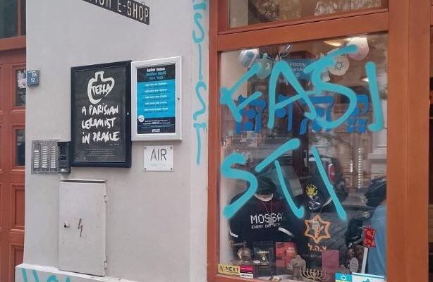 ‘Holocaust 2025’ – Prague shop hit with antisemitic graffiti