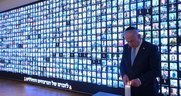 Netanyahu lights candle in memory of war victims