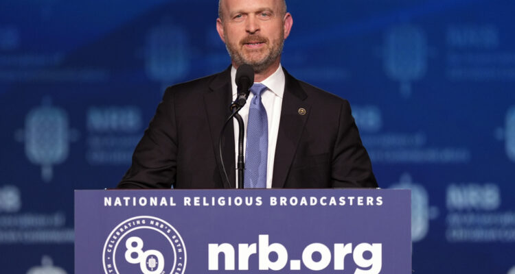 Heritage Foundation president apologizes to staff for refusal to cancel Tucker Carlson