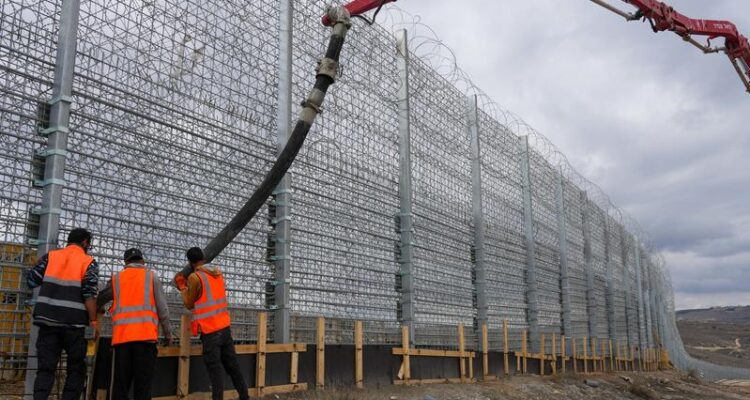 Lebanon plans UN complaint against Israel over border wall