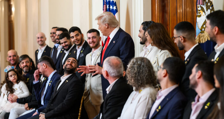 Trump welcomes freed Israeli hostages to White House with powerful reunions and gift exchanges