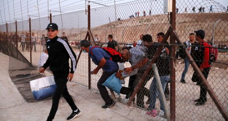 Tens of thousands of Palestinians infiltrate Israel daily, lawmaker warns