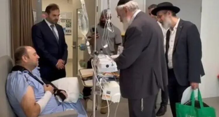 Brother-in-law of rabbi murdered in Sydney attack visits Muslim hero who fought terrorist