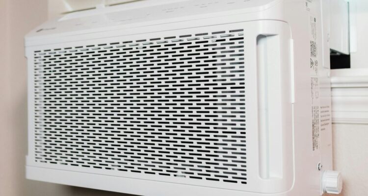 Hamas abroad bans electronics, air conditioners, fearing Israeli attack