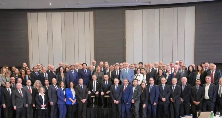 Netanyahu, Sa’ar honor Israeli diplomats after two years of war