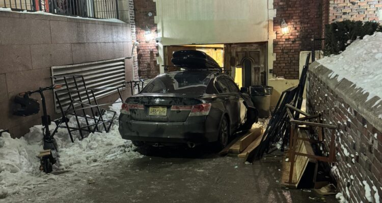 Car slams repeatedly into entrance of Chabad world headquarters