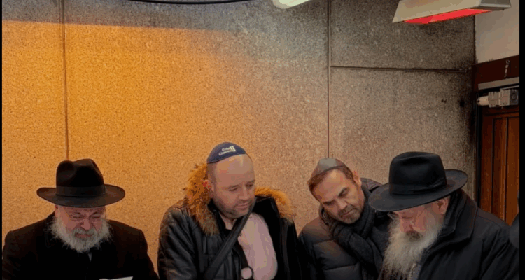 Muslim hero of Bondi terror attack visits grave of the Lubavitcher Rebbe with Australian rabbi
