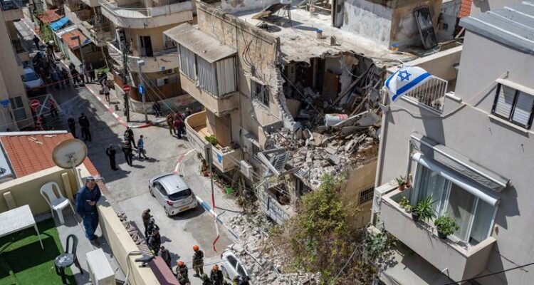 Iran threatens to strike Tel Aviv if US targets Tehran