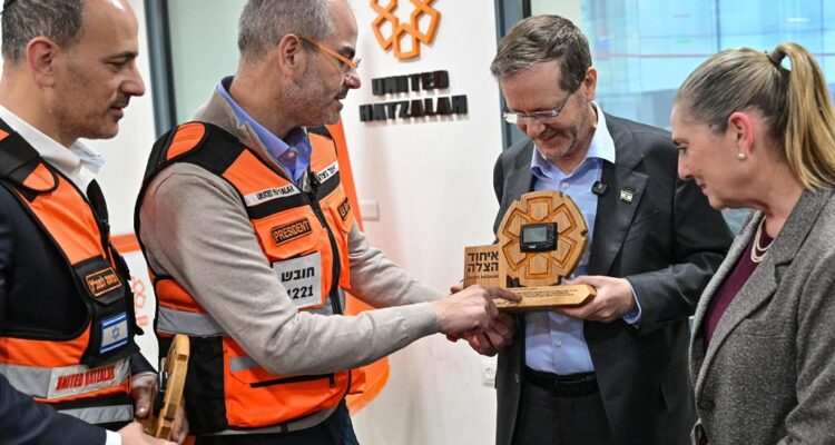 Herzog visits United Hatzalah headquarters, showcases new lifesaving technologies
