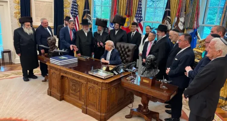 Trump hosts Jewish leaders, ex-hostage for Passover event