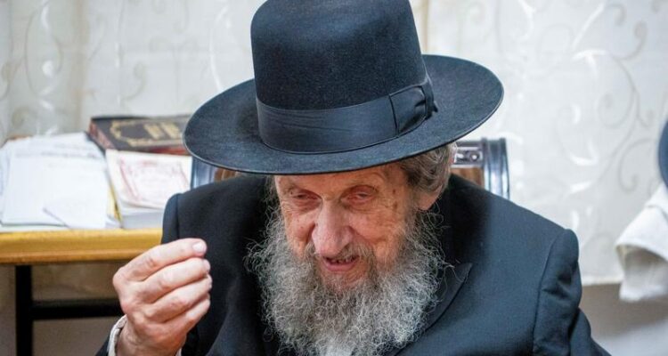Leading rabbi orders Haredi MKs to work to dissolve Knesset