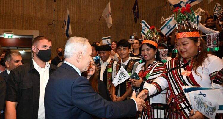 Netanyahu vows to bring entire Bnei Menashe community home to Israel