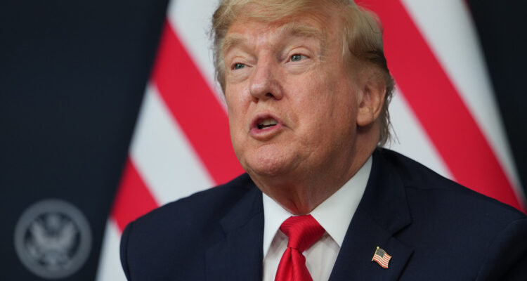 Trump mulling invasion of Iranian islands – report