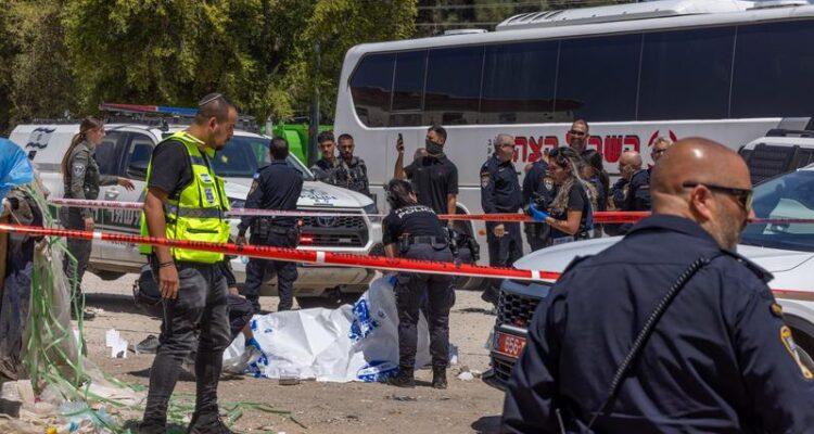 Knife-wielding terrorist neutralized after attacking Israeli security officer