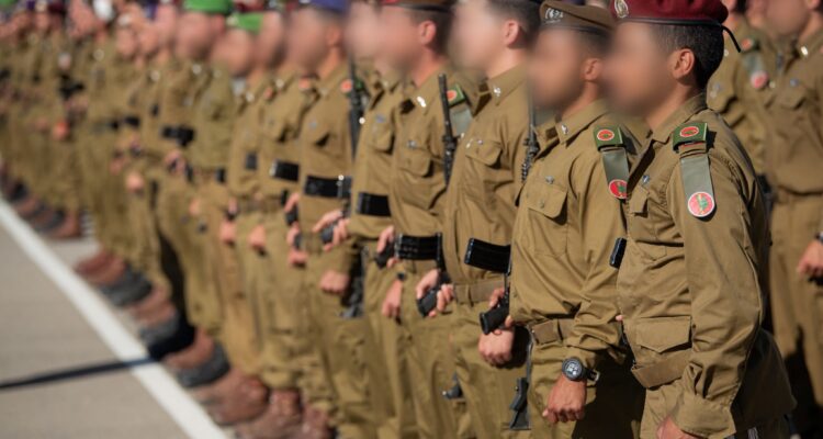 Poll: Israelis trust doctors and the IDF—but not politicians
