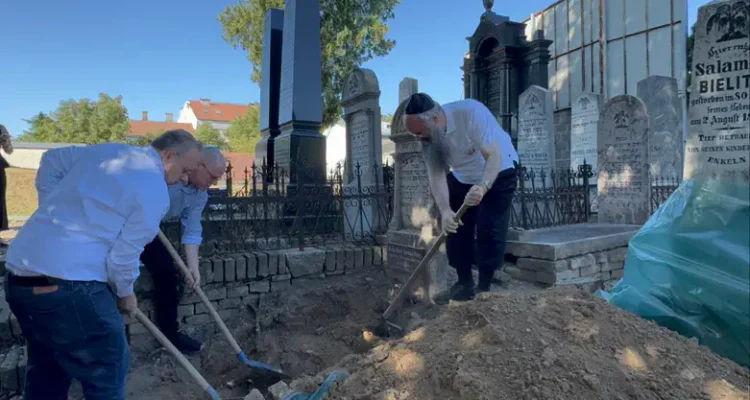 After 100 years, Herzl’s grandparents finally return home to Israel