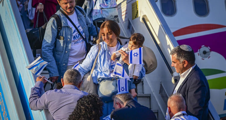 More than 20,000 immigrants arrive in Israel from over 100 countries in 2026