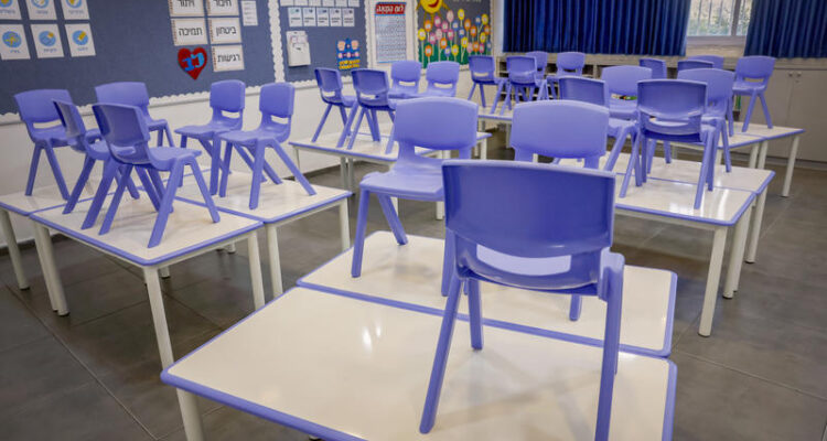 Israeli students return to classrooms as schools expand AI studies, ban phones