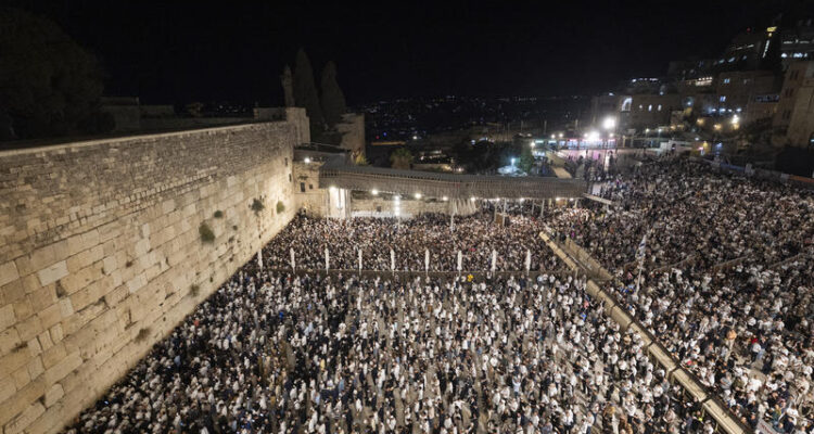 Half a million worshippers have attended Selichot prayers at Western Wall