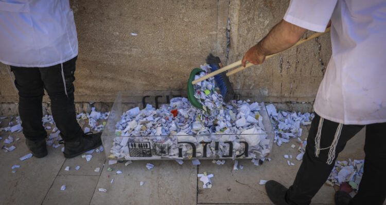 Western Wall Foundation completes pre-holiday removal of prayer notes from holy site