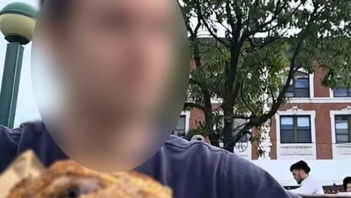 Man eats pork outside Chabad Lubavitch HQ on Yom Kippur