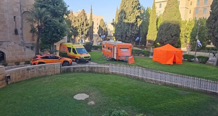 Mobile emergency clinic offers care to Jerusalem tourists over Sukkot