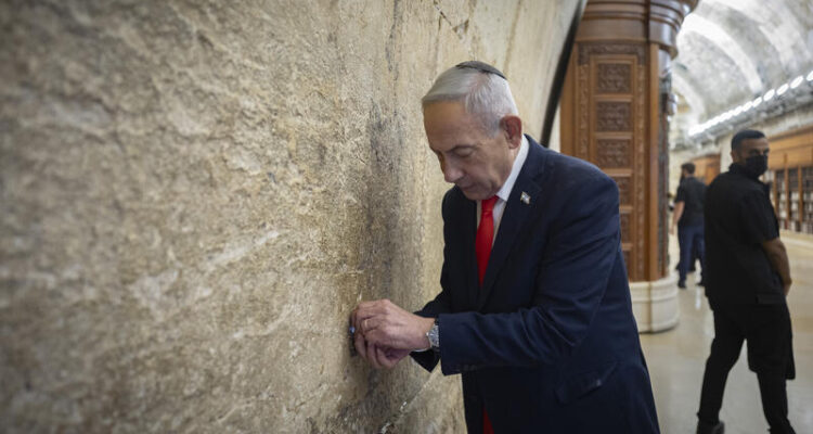 Netanyahu visits Western Wall, prays for ‘victory of the people of Israel’